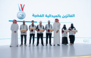 تقديم الجوائز والميداليات للمبتكرين الفائزين
