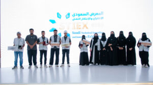 تقديم الجوائز والميداليات للمبتكرين الفائزين